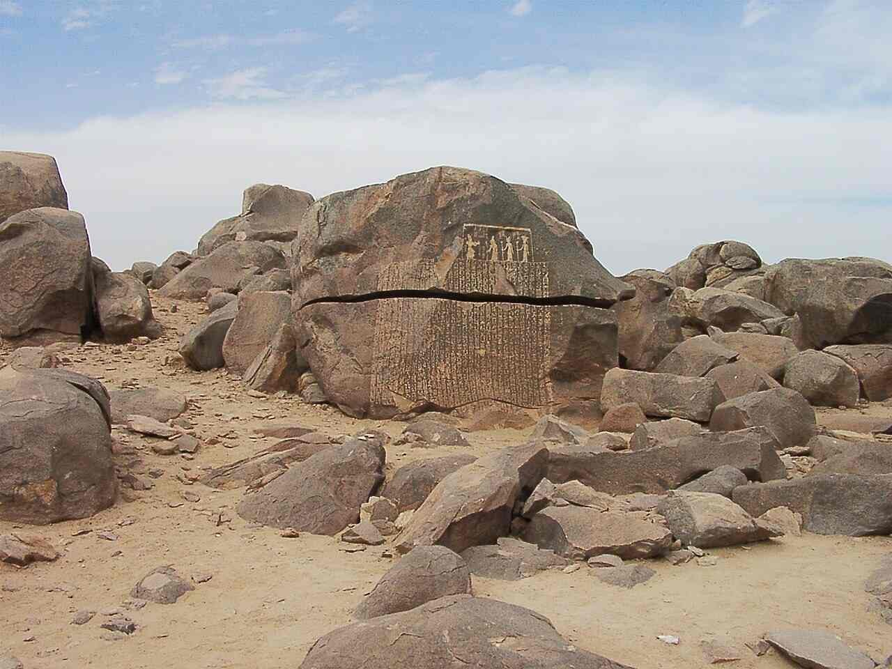 Rocas en la isla Sehel en Asuán