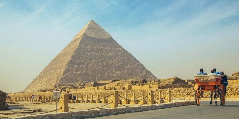How were the Giza pyramids built?
