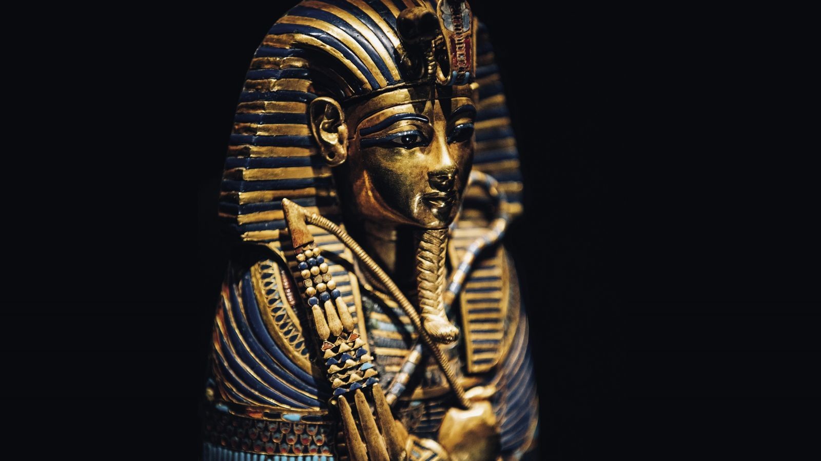 What are 5 facts about King Tutankhamun's tomb?