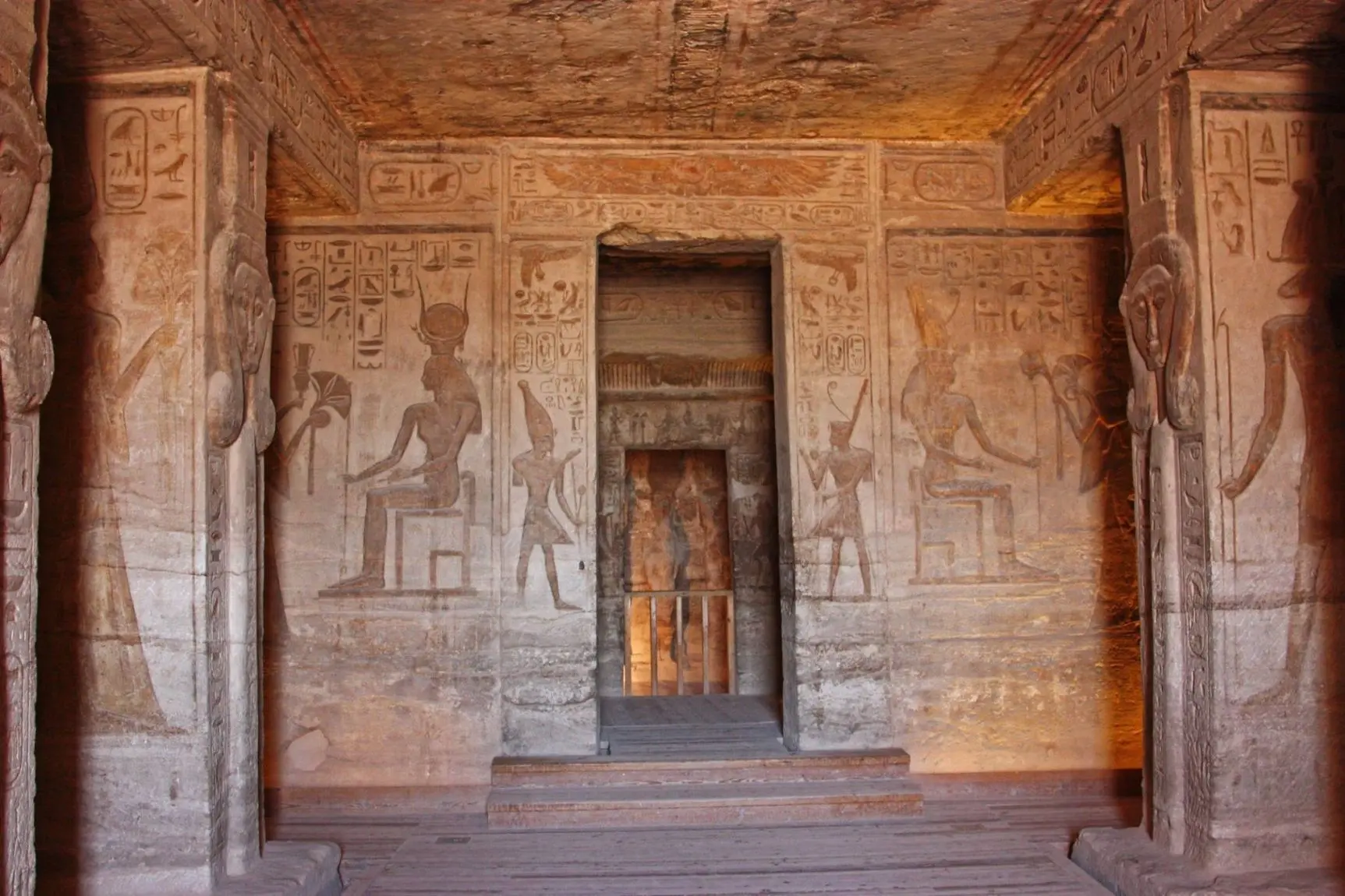 abu simbel inside walls